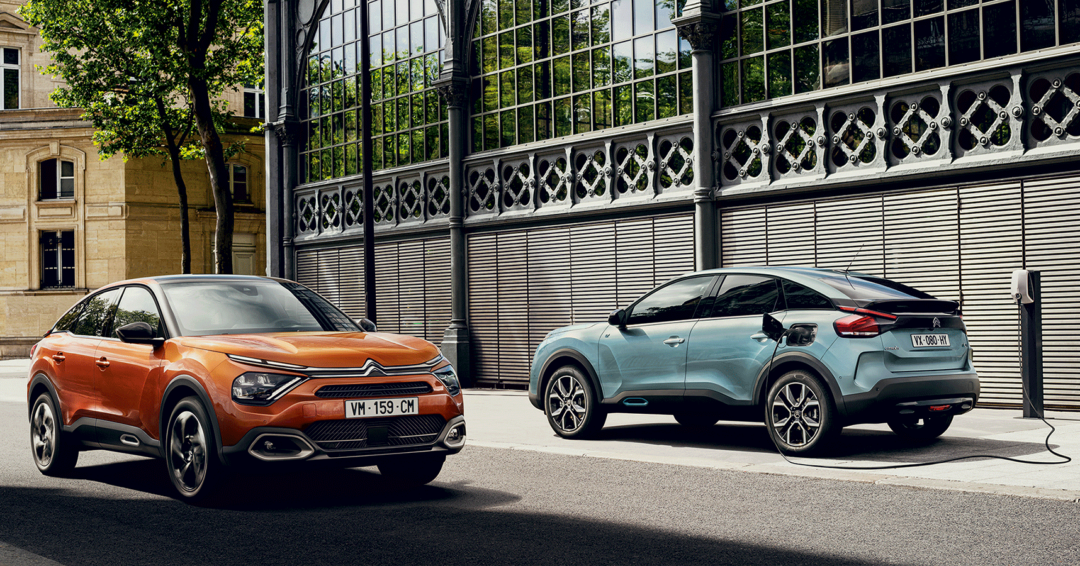 Citroën C4 och Citroën ë-C4, står parkerade.