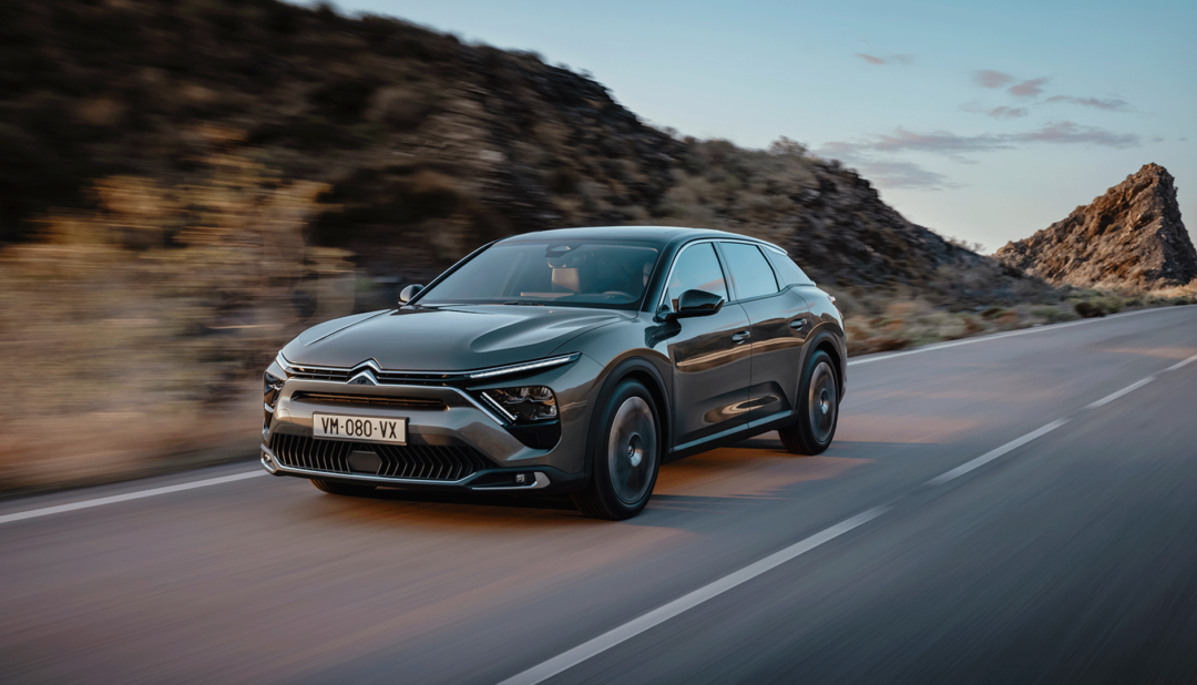 Citroën C5 X, kör längs landsväg