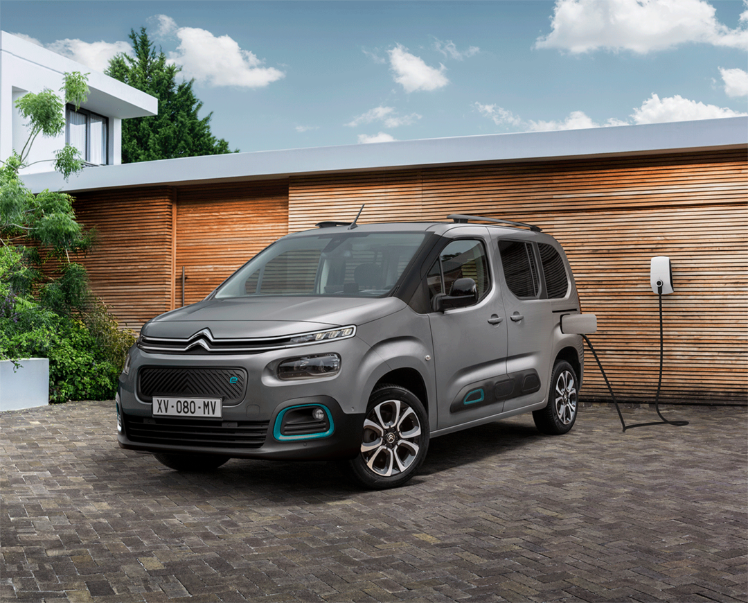 Citroën ë-Berlingo, parkerad och laddas