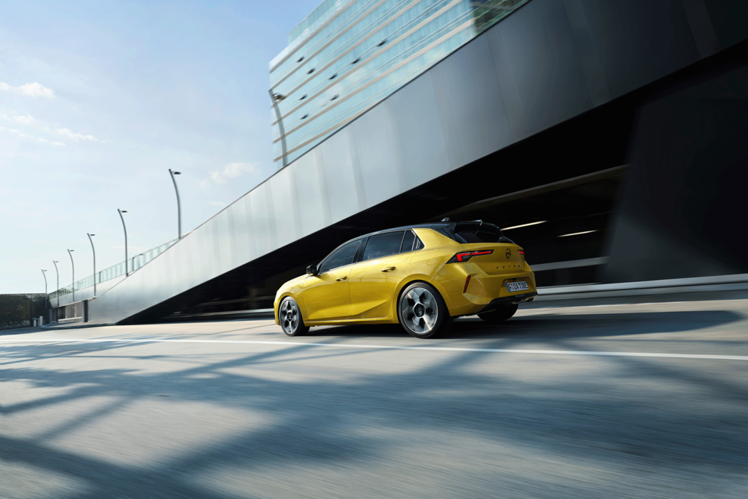 Opel Astra, som kör under en bra