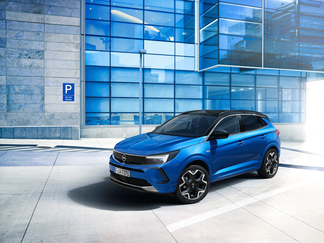 Opel Grandland, parkerad utanför byggnad