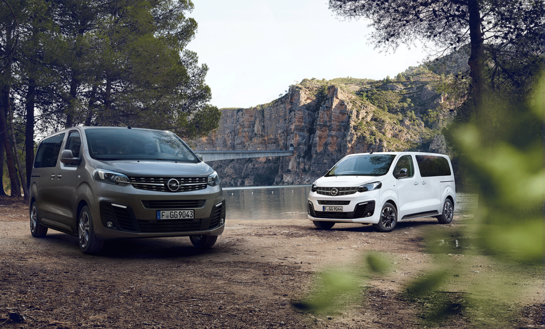 Opel Zafira-e Life, en grå och en vit parkeras vid en sjö i skogen